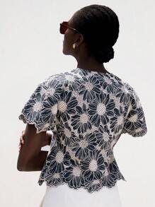 Aveloria Modichic Sonnenblumen gestickte Bluse mit V-Ausschnitt, asymmetrischem Rüschensaum, Taillenzug, Minimalistisches Design, breite Schulter, vielseitig einsetzbar für Büro und Urlaub, Perlmutt Knöpfe, Damen Kurzarm - marineblau - Übersicht 2