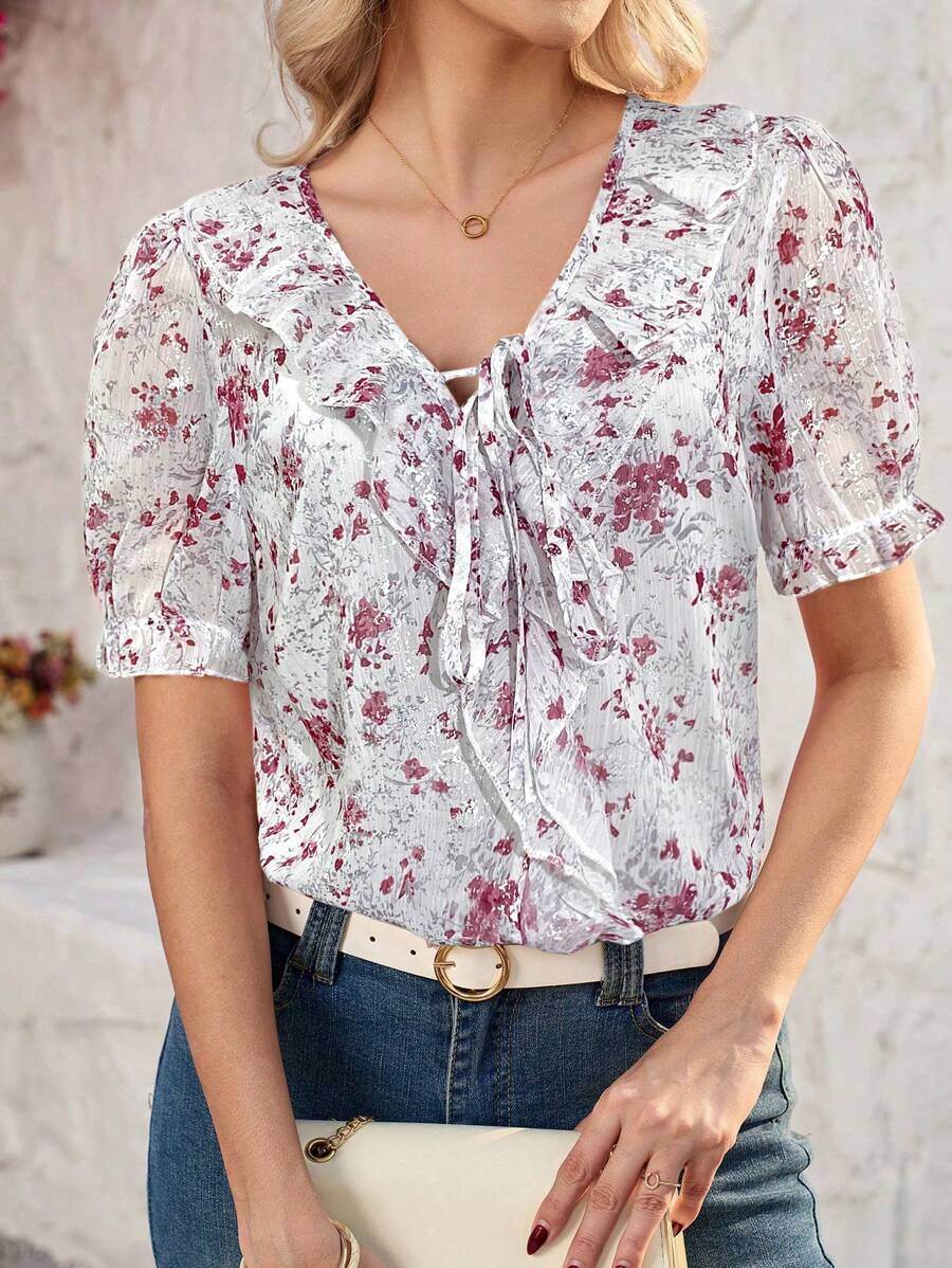 SHEIN Clasi Camisa feminina de manga curta com estampa de folha prateada e bainha com babados, estilo romântico de férias para primavera/verão - Branco - Ver 1