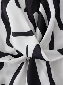 Mono estilo bohemio con estampado blanco y negro para outfit de vacaciones de niña adolescente