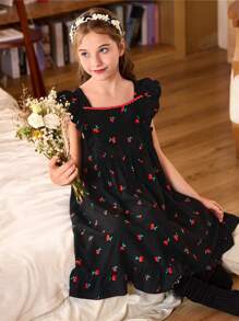 CottageSlumber Camisón holgado sin mangas para niñas con escote cuadrado, ribete con volantes y estampado de cerezas en color contrastante - Negro - Ver 3