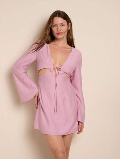 Nöista 长袖迷你连衣裙，带有镂空设计和胸前蝴蝶结细节，非常适合浪漫的夏日夜晚。