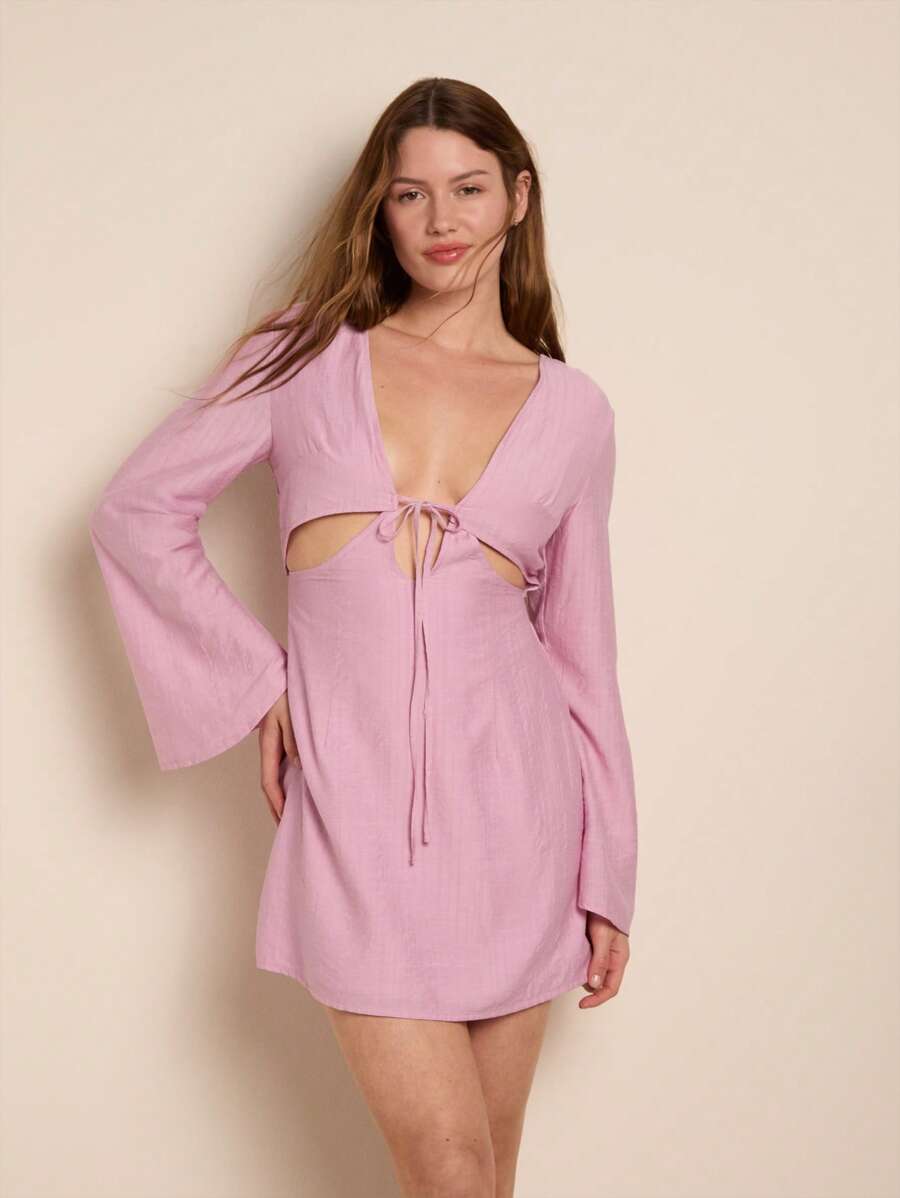 Nöista 长袖迷你连衣裙，带有镂空设计和胸前蝴蝶结细节，非常适合浪漫的夏日夜晚。 - 紫色 - 查看 1