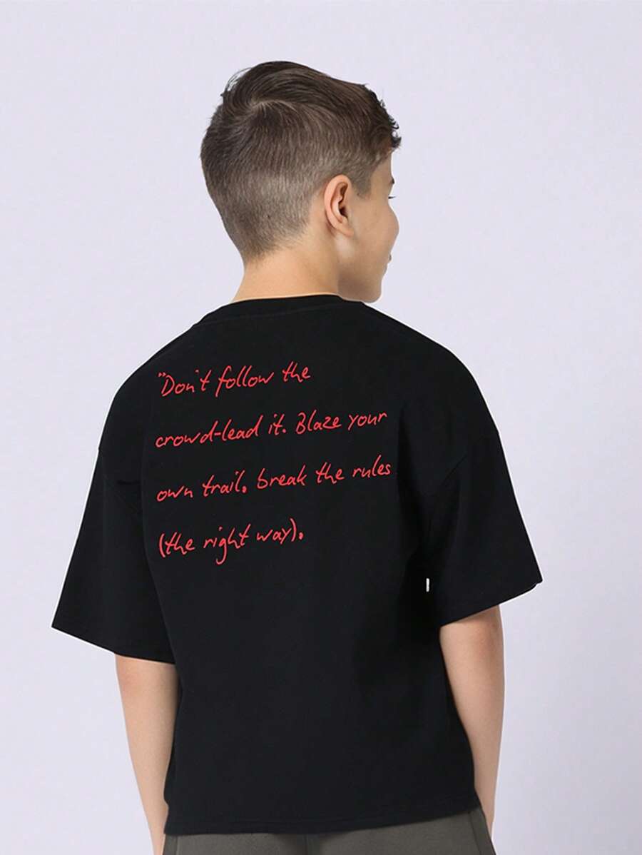 SUMWON تيشيرت كاجول قصير الأكمام بطباعة بيان كبير الحجم، بشعارات تحفيزية، من القطن، للموسم الانتقالي بين الشتاء والربيع، ملابس نشطة لروح متمردة وأناقة