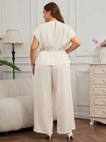 SHEIN Clasi Curve 加大码女式浪漫优雅日常杏色缎面圆领短袖收腰衬衫 + 松紧腰阔腿裤加大码两件套、女式婚礼宾客礼服、度假、女士节日服装、女士派对礼服、女士演唱会服装、度假两件套、老款女装、女士教师服装、女士优雅服装、外出、女士裤装、女士两件套、女士两件套 - 杏色 - 查看 7