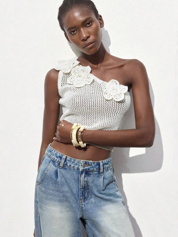 SHEIN Maija 夏新作 ハンドメイドクロシェ 中空 非対称肩デザイン フラワーデコレーション レディース ニットタンクトップ、通勤、カジュアル、ビーチ、パーティー、結婚式、音楽フェス、独立記念日、卒業シーズンに優雅
