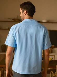 Manfinity VCAY 2025夏季男士浅蓝色奢华装饰短袖衬衫，完美适用于夏威夷海滩度假、音乐节以及日常穿着，是送给男友或丈夫的理想礼物。浅蓝色度假衬衫 - 淺藍色 - 查看 4