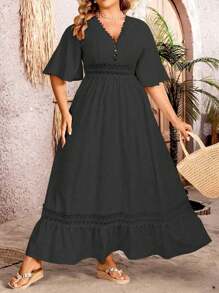 SHEIN Clasi Vestido Maxi de Talla Grande con Empalme de Encaje, Cuello en V y Ribete de Volantes para Mujer - Negro - Ver 1