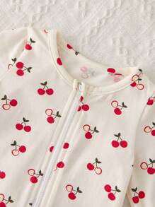 SHEIN 2 件 Dozemod 儿童新生女婴套装：简约樱桃图案圆领长袖带脚拉链连体衣和头带 - 紅白色 - 查看 3