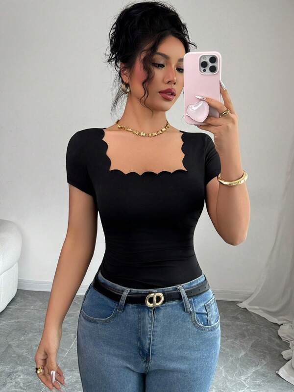 Rafferiza Camiseta de mujer de manga corta con cuello cuadrado, con plisados laterales y borde ondulado versátil y negro, nueva para verano