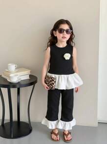 Set de 2 piezas de moda elegante y dulce para niñas de 4 a 7 años, que incluye 1 pieza de blusa sin mangas con panel de punto negro, volantes de organza brillante color albaricoque y detalles florales, y 1 pieza de pantalón negro con cintura elástica y volantes, adecuado para primavera/verano, diario, exterior, viaje, eventos nocturnos, ceremonia y aniversario de cumpleaños