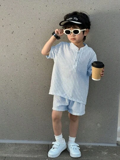 SHEIN Toddler Boys Mandarin Collar Half-Zip Striped Short Sleeve Top Matched With Shorts Set, Casual And Fashionable, Comfortable Fabric, Suitable For Summer, Ideal For Outdoor And School Wear Summer Holiday