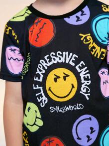 SmileyWorld® | SHEIN طقم تي شيرت قصير الأكمام وشورت للأولاد الصغار مطبوع عليه وجوه مبتسمة ملونة وكتابات إنجليزية، قصه واسعة مريحة، مناسب للصيف - الأسود - مشاهدة 6
