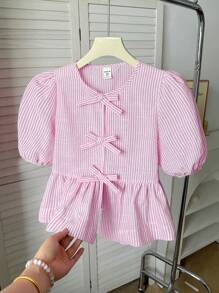 SHEIN LMoss Kids 青少年女孩休闲修身圆领纽扣荷叶边泡泡袖条纹衬衫，母女装，条纹上衣，返校装，娃娃装上衣，可爱上衣 - 淺粉色 - 查看 5