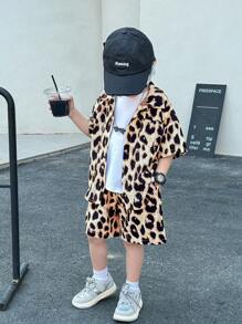 SHEIN 2 件套幼儿男童休闲豹纹宽松衬衫和短裤套装，适合通勤、上学、日常休闲、度假、旅行、运动、儿童服装、学校男孩套装、男孩服装、家庭装、生日派对、春夏季