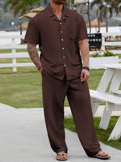 Manfinity RSRT Conjunto de camisa de manga corta y pantalones de un solo pecho de unicolor para hombres de talla grande, atuendo cómodo