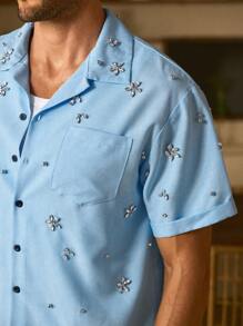 Manfinity VCAY 2025夏季男士浅蓝色奢华装饰短袖衬衫，完美适用于夏威夷海滩度假、音乐节以及日常穿着，是送给男友或丈夫的理想礼物。浅蓝色度假衬衫 - 淺藍色 - 查看 2