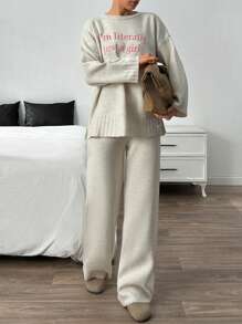 EURMUSE 可爱圆领落肩超大标语刺绣图案毛衣和纯色素色宽腿宽松两件套针织套装 - 杏色 - 查看 6