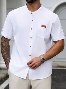 Manfinity Homme 大码男士时尚简约纯色宽松休闲短袖衬衫，经典个性化纯色条纹纹理立领，撞色纽扣，通勤街头风格夏季 T 恤 - 白色 - 查看 1