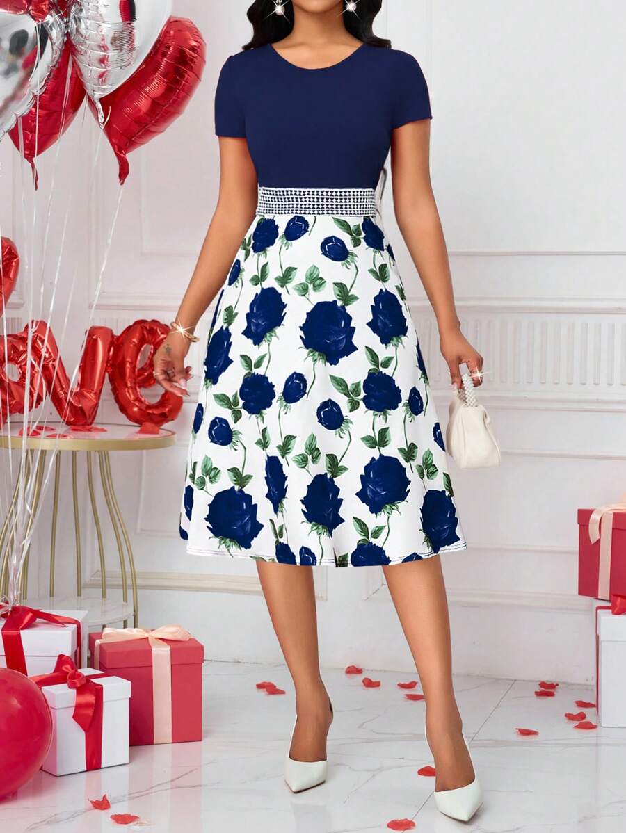 SHEIN Clasi Váy cổ tròn tay ngắn in hoa giản dị thanh lịch, thích hợp cho ngày lễ tình nhân - Màu xanh hải quân - Xem 1