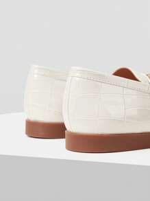 MOTF PREMIUM PU皮革链条平底乐福鞋 - 白色 - 查看 8