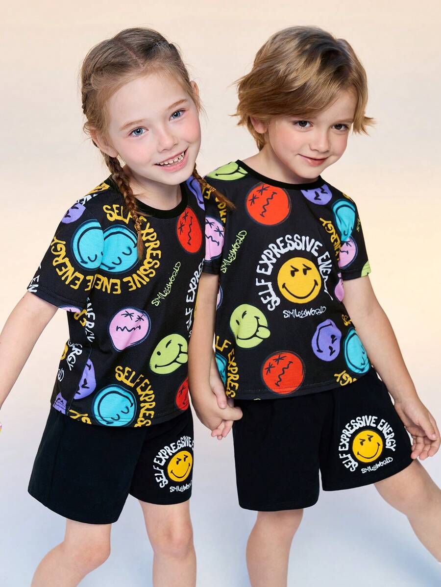 SmileyWorld® | SHEIN طقم تي شيرت قصير الأكمام وشورت للأولاد الصغار مطبوع عليه وجوه مبتسمة ملونة وكتابات إنجليزية، قصه واسعة مريحة، مناسب للصيف - الأسود - مشاهدة 1