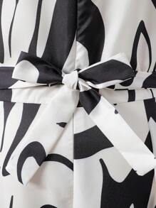 Mono estilo bohemio con estampado blanco y negro para outfit de vacaciones de niña adolescente