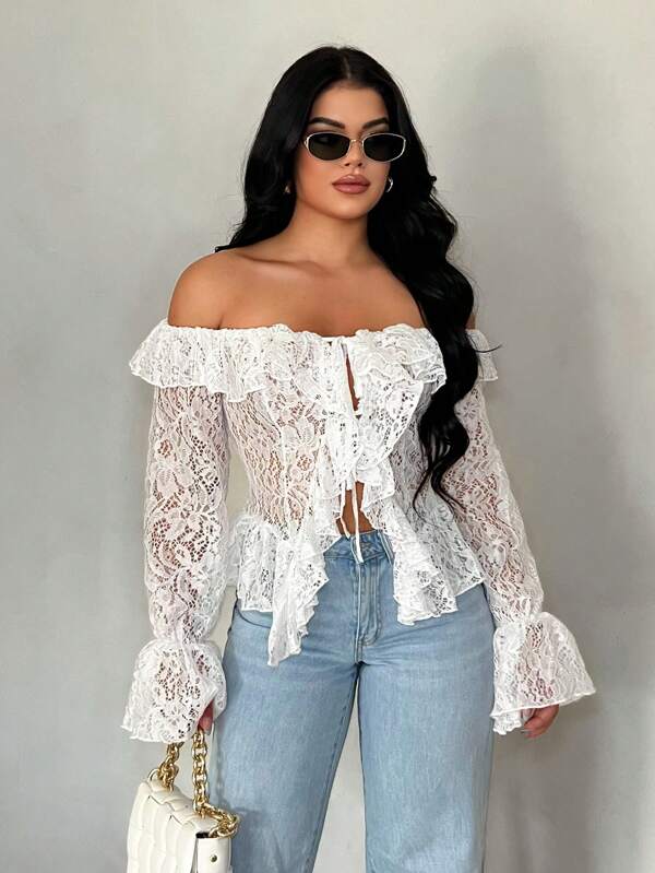 SHEIN SXY Blusa blanca transparente de encaje de manga larga con hombros descubiertos, cuello abierto y volantes, para mujer, adecuada para vacaciones de verano