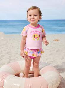 BABY SHARK X SHEIN Conjunto de ropa de playa para bebé niña con diseño de tiburón de dibujos animados que incluye top estilo camiseta rash guard de manga corta y parte inferior en forma de triángulo con volantes - Rosa - Ver 7