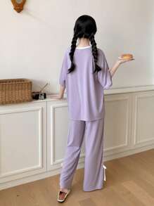 SHEIN Set informal de 2 piezas para adolescentes: camiseta de manga corta con cuello redondo y estampado de lazo en contraste de color, y pantalones de punto con cordón en la cintura