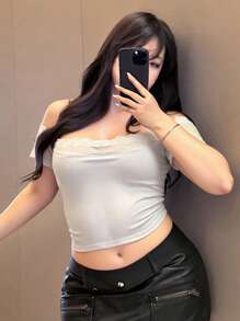 Dazy Plus 纯色蕾丝拼接短袖T恤，露肩上衣