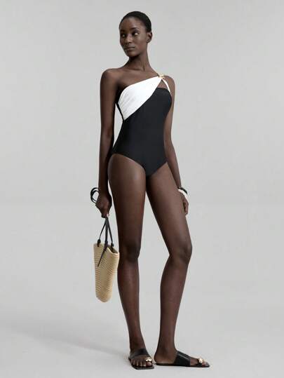 Ontre 2025年新品，金属装饰舒适休闲沙滩泳衣，黑白撞色，不对称单肩扭纹设计连体泳衣，四季百搭，沙滩装，波西米亚风格度假，夏季流行，优质面料，舒适