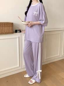 SHEIN Set informal de 2 piezas para adolescentes: camiseta de manga corta con cuello redondo y estampado de lazo en contraste de color, y pantalones de punto con cordón en la cintura