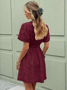 SHEIN Frenchy 女式提花V领短袖褶饰腰部优雅迷你连衣裙 - 酒紅色 - 查看 2