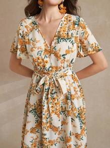 SHEIN Clasi Vestido con cinturón con estampado floral de manga mariposa