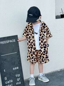 SHEIN 2 件套幼儿男童休闲豹纹宽松衬衫和短裤套装，适合通勤、上学、日常休闲、度假、旅行、运动、儿童服装、学校男孩套装、男孩服装、家庭装、生日派对、春夏季