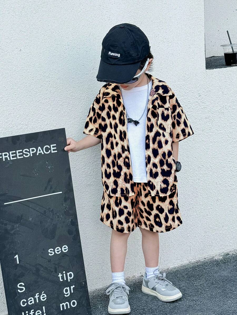 SHEIN 2 件套幼儿男童休闲豹纹宽松衬衫和短裤套装，适合通勤、上学、日常休闲、度假、旅行、运动、儿童服装、学校男孩套装、男孩服装、家庭装、生日派对、春夏季