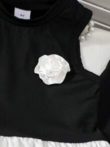 Set de 2 piezas de moda elegante y dulce para niñas de 4 a 7 años, que incluye 1 pieza de blusa sin mangas con panel de punto negro, volantes de organza brillante color albaricoque y detalles florales, y 1 pieza de pantalón negro con cintura elástica y volantes, adecuado para primavera/verano, diario, exterior, viaje, eventos nocturnos, ceremonia y aniversario de cumpleaños