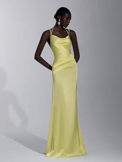 Elitara 优雅的浅黄色光泽缎面简洁大方的细肩带手工金属珠挂脖A字形露肩摆裙，适合婚礼、单身派对、正式场合、伴娘礼服