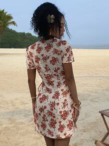 DAZY فستان قصير بياقة على شكل حرف V والخصر المشد، بطبعات أزهار صغيرة، ملابس شاطئ للنساء - الأحمر - مشاهدة 3