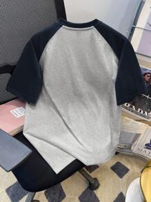 Manfinity Joysei 海军蓝和浅花灰色拼色男士 T 恤，休闲学院风字母图案，适合夏季日常穿着