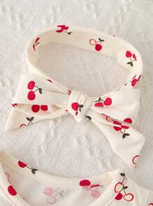 SHEIN 2 件 Dozemod 儿童新生女婴套装：简约樱桃图案圆领长袖带脚拉链连体衣和头带 - 紅白色 - 查看 5