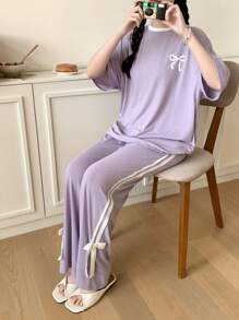 SHEIN Set informal de 2 piezas para adolescentes: camiseta de manga corta con cuello redondo y estampado de lazo en contraste de color, y pantalones de punto con cordón en la cintura