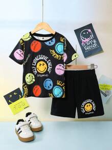 SmileyWorld® | SHEIN طقم تي شيرت قصير الأكمام وشورت للأولاد الصغار مطبوع عليه وجوه مبتسمة ملونة وكتابات إنجليزية، قصه واسعة مريحة، مناسب للصيف - الأسود - مشاهدة 3