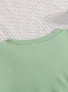 GraphicGems 女童绿色圆领短袖T恤，带有卡通水豚吃草莓的图案