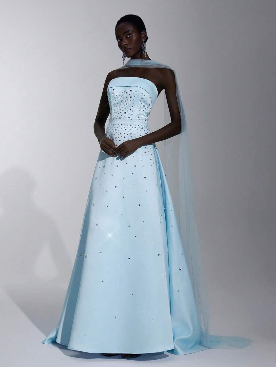 Elitara Robe maxi en satin bleu clair élégante et luxueuse, faite main avec strass, encolure en cœur sans bretelles et ourlet extra large évasé. Convient pour les rendez-vous, soirées célibataires, cocktails, galas, événements formels, bals et occasions solennelles