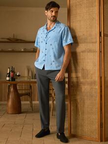 Manfinity VCAY 2025夏季男士浅蓝色奢华装饰短袖衬衫，完美适用于夏威夷海滩度假、音乐节以及日常穿着，是送给男友或丈夫的理想礼物。浅蓝色度假衬衫 - 淺藍色 - 查看 7