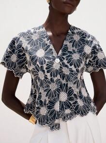 Aveloria Modichic Sonnenblumen gestickte Bluse mit V-Ausschnitt, asymmetrischem Rüschensaum, Taillenzug, Minimalistisches Design, breite Schulter, vielseitig einsetzbar für Büro und Urlaub, Perlmutt Knöpfe, Damen Kurzarm - marineblau - Übersicht 1