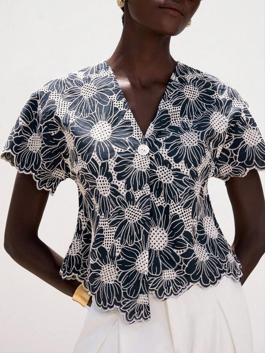 Aveloria Modichic Sonnenblumen gestickte Bluse mit V-Ausschnitt, asymmetrischem Rüschensaum, Taillenzug, Minimalistisches Design, breite Schulter, vielseitig einsetzbar für Büro und Urlaub, Perlmutt Knöpfe, Damen Kurzarm - marineblau - Übersicht 1