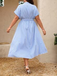 EMERY ROSE 大码蓝白条纹翻领纽扣连衣裙，搭配太阳喇叭裙