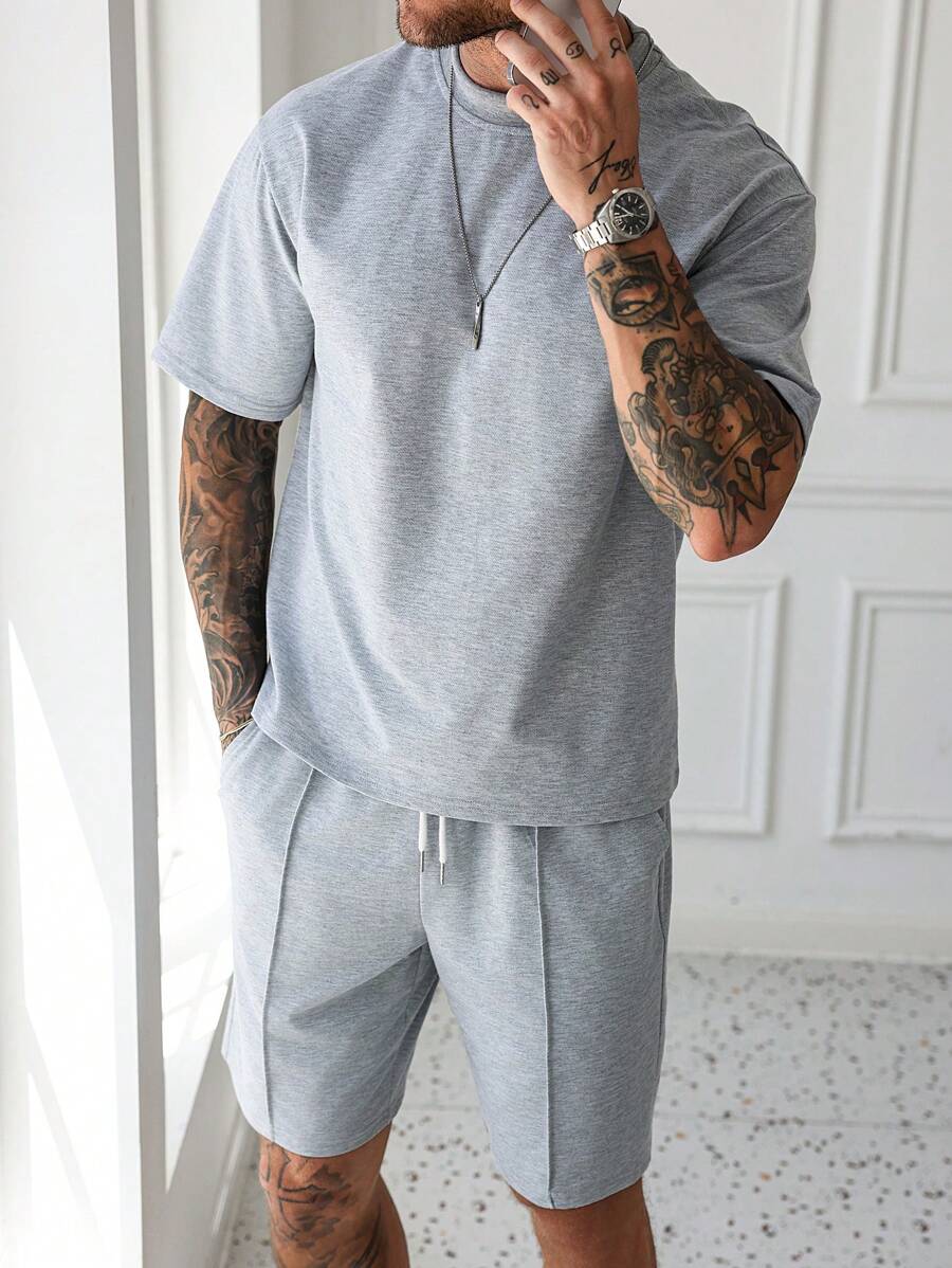 Manfinity Homme Set da uomo composto da t-shirt a girocollo a maniche corte di colore unito e pantaloncini con coulisse in vita, set estivo da 2 pezzi, outfit comodo - Grigio - Visualizzare 1